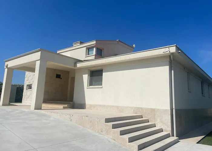 Luxury Lara With Private Pool 반졸레