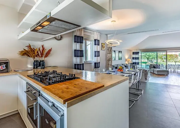 Luxury Lara With Private Pool 반졸레